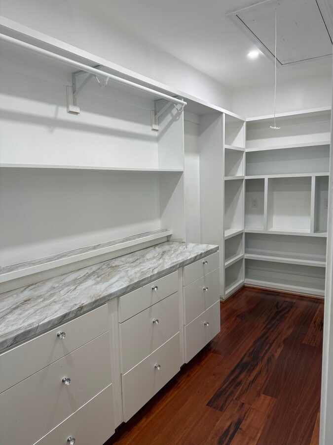 Armario - 4703 Kellogg Dr