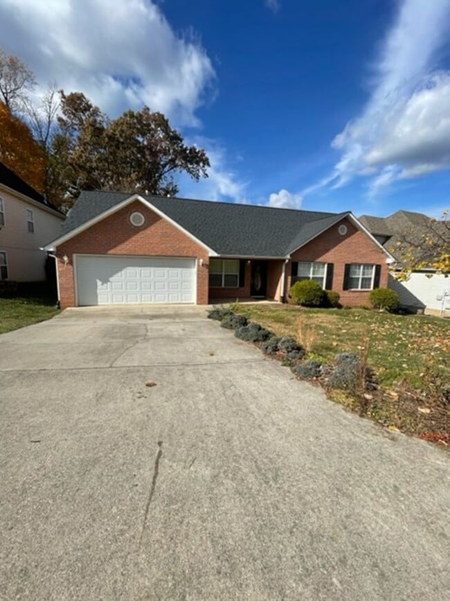 Building Photo - Knoxville 37932 - 4 bedroom, 2 bath home, ...
