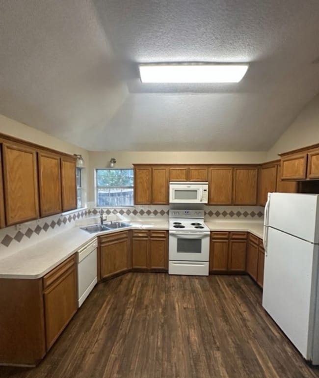 Photo - AVAILABLE MID MAY ; APPLY TODAY ON OUR WEBSITE!!!