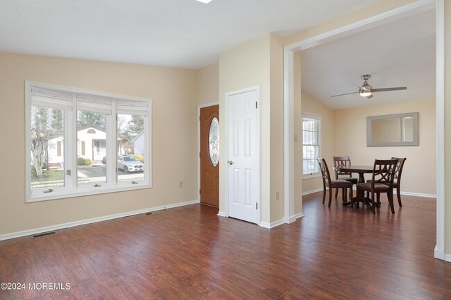 Photo - 16 Pinetree Ln