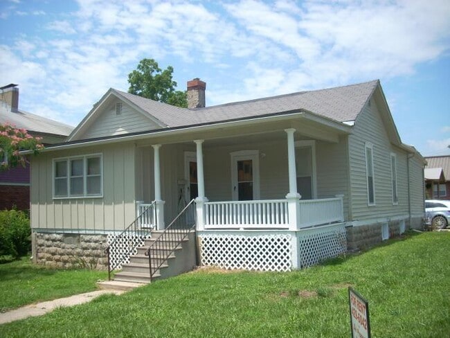 Building Photo - Cute Older Home