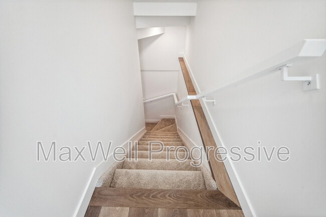 Photo - 10427-10470 70 Ave NW