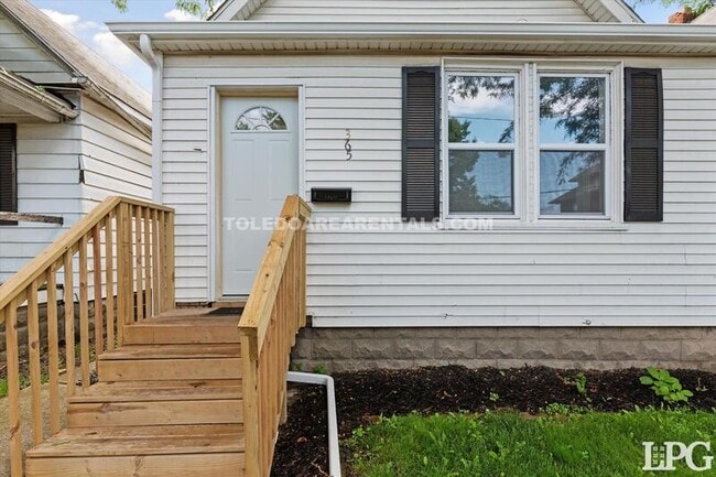 Photo - 365 Burger St