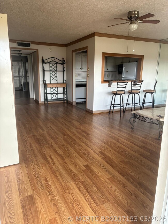 Building Photo - 700 Village Green Ct Unit 306