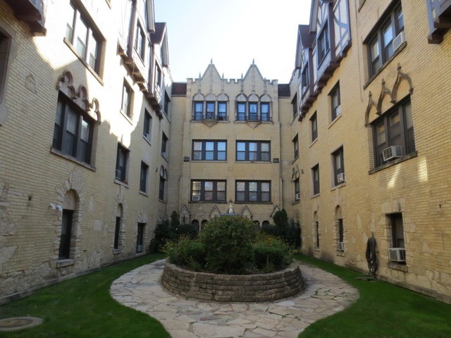 Building Photo - 5653 N Spaulding Ave Unit 2E