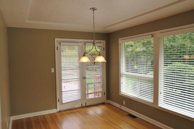 Photo - Refurbished Bridlemile 4 bedroom - fresh p...
