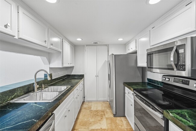 Building Photo - 12633 Memorial Dr Unit 118