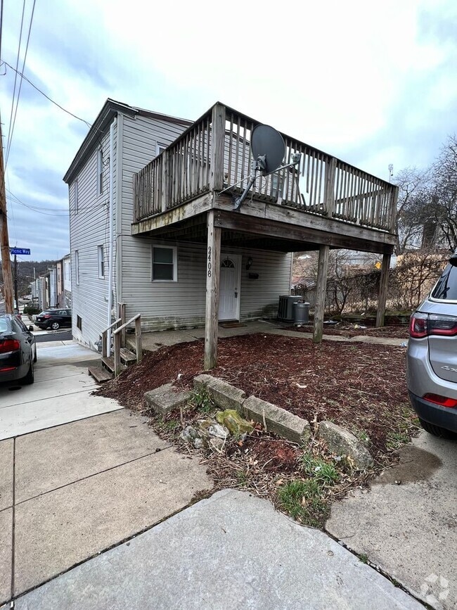 Building Photo - Cute 2br house with deck and off street pa...