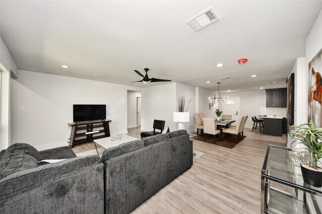 Photo - 3630 Alsace St