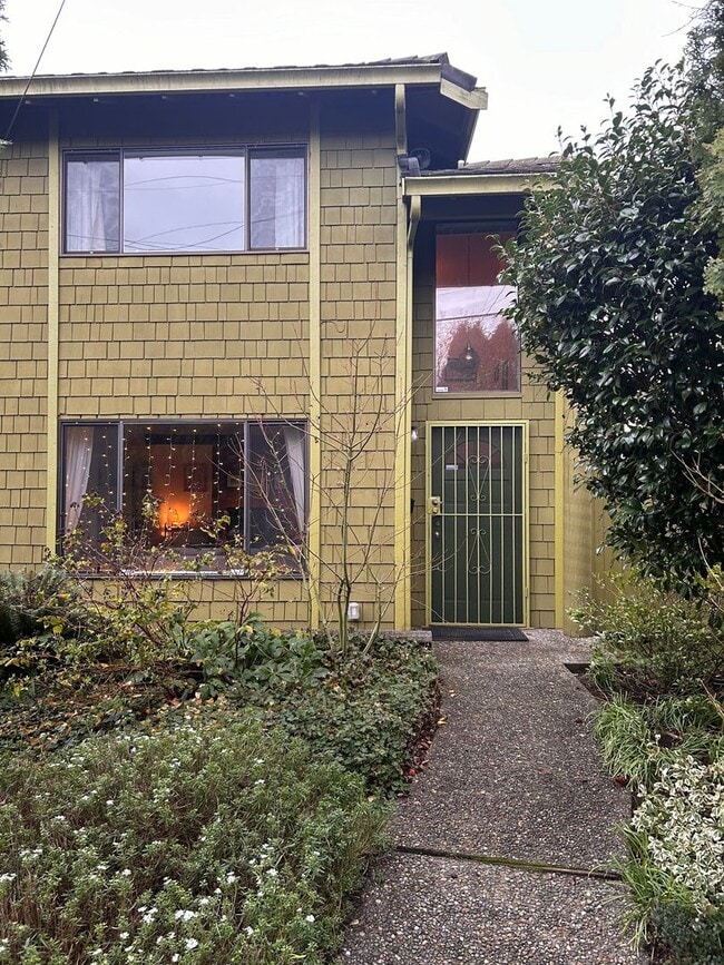 Building Photo - 2627-2629 NW 64th St. Unit M36