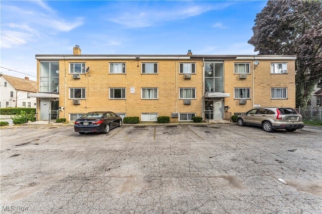 Building Photo - 1415 Wyandotte Ave Unit 202