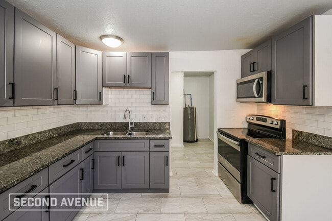 Photo - 2012 W 6th St