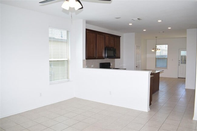 Photo - 409 English Oak St