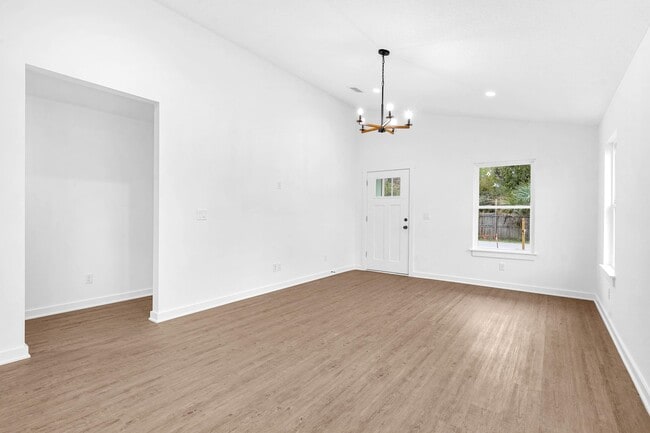 Photo - 972 W 9th St