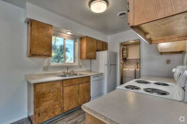 Building Photo - Spacious 2bd, 1ba Apartment