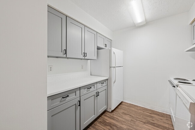 3BR, 2BA - 1,040SF - Kitchen - Crescent Park Apartments