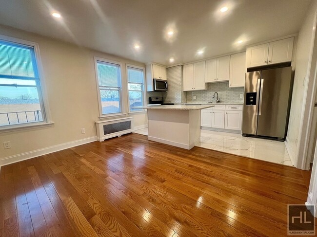 Building Photo - Tastefully Renovated 2 bedroom 1 bathroom w/ in unit laundry tucked away in bay ridge