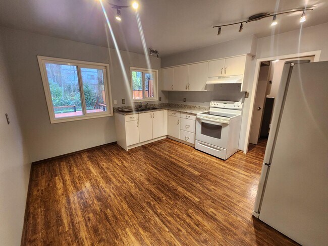 Photo - 568 Phelps Ave