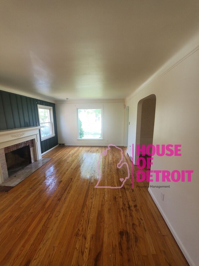 Building Photo - Summer Special~ 3 BEDROOM 1 BATH BUNGALOW ... Rental