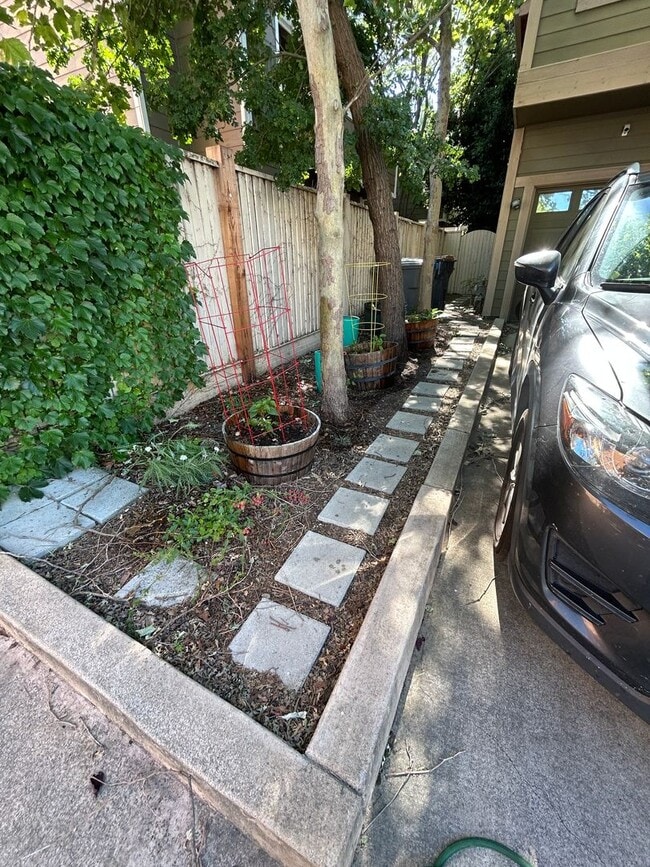 Photo - 3 Bedroom Home Close to Gym and Shopping-$...