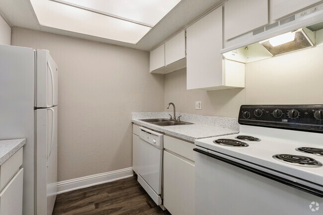 3BR,2BA - 1050SF D2-1 - Kitchen