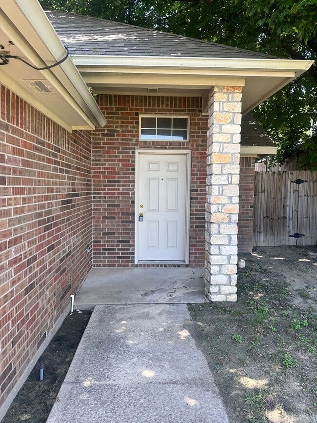 Building Photo - 3/2/2 in a quiet neighborhood located right in the heart of Weatherford.