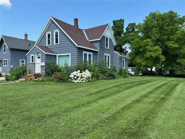 Building Photo - 613 3rd St SW