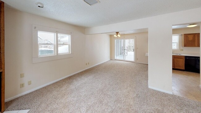Photo - 3 Bedroom Duplex w/Garage & In Unit Laundry