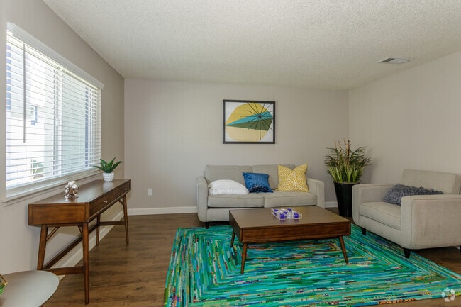 2BR, 1.5BA - 950 SF