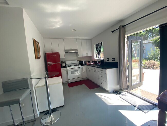 Building Photo - 3047 Edgehill Dr Rental