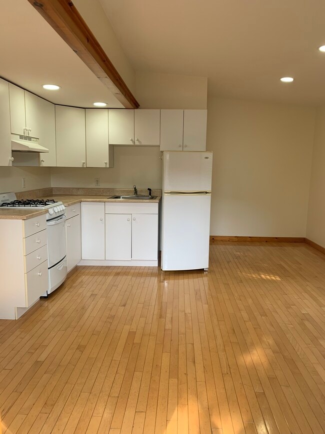 Building Photo - 37 Court St Unit Apt. C