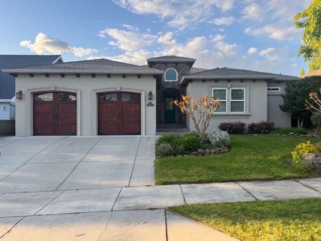 Building Photo - 3 BR + BONUS ROOM IN DESIREABLE SOUTHEAST MEDFORD