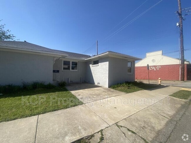 Building Photo - 323 N 13th St Rental
