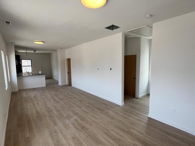 Photo - 1005 W 32nd St