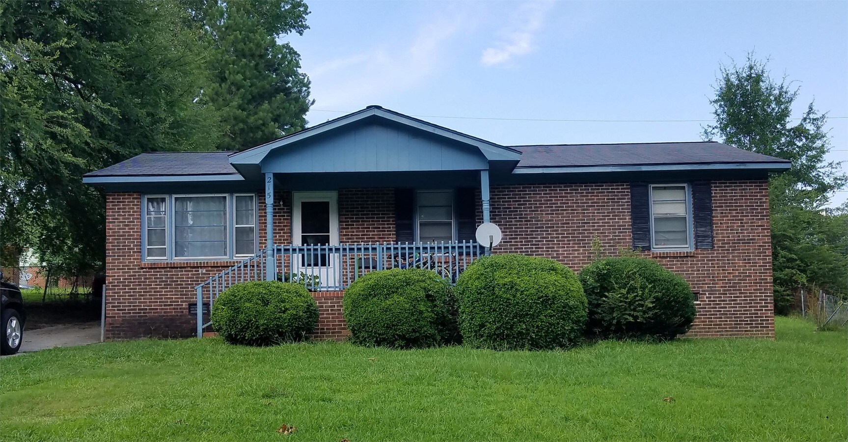 Photo - 215 Ashcroft Dr