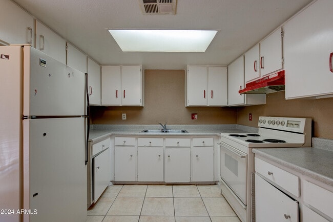 Building Photo - 9631 N 12th Ave Unit 201 Rental