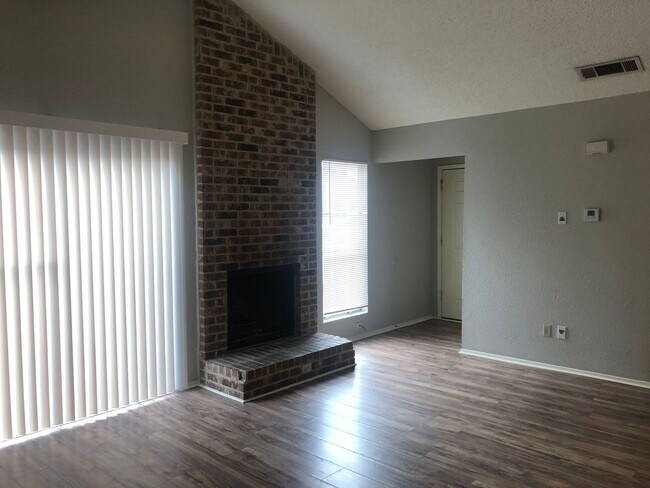 Photo - Edens Properties 4 (7002 Ivory Key Ct) Unidad B