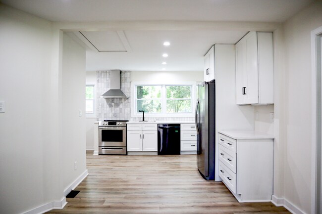 Photo - 2721 Mayflower Rd