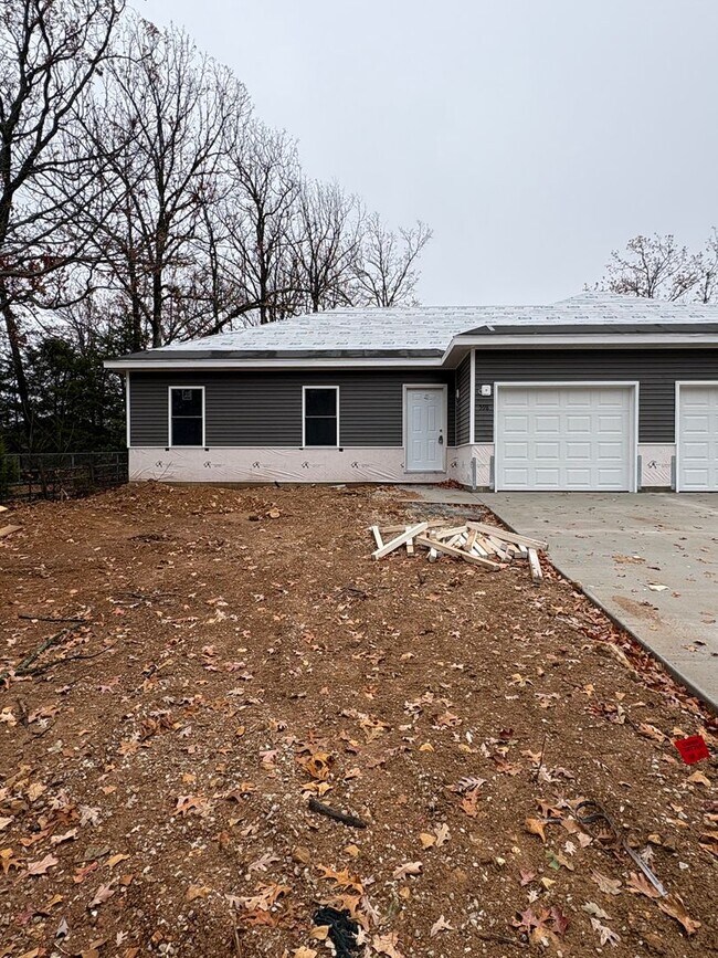 Building Photo - 598 N Airport Rd Unit 598 N Airport Rd