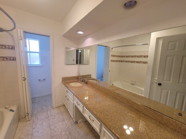 Building Photo - 2626 Beluche Dr