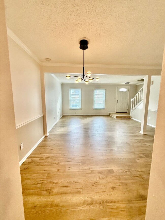 Photo - 3BD/2.5BA Brick Townhouse in Washington Commons off of Great Neck! Renovated throughout!