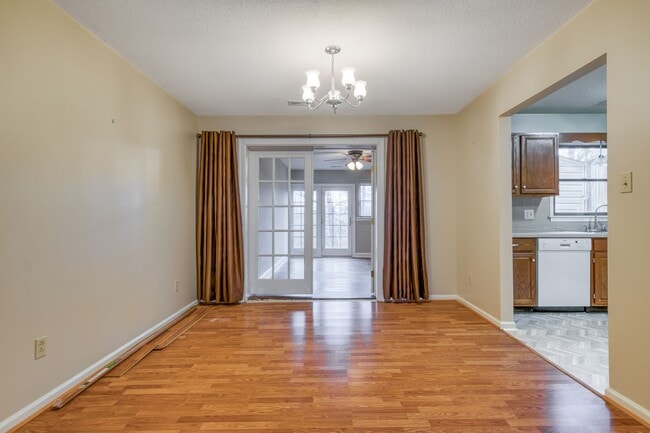 Photo - 3 bed/2 1/2 Bath.  Pet Friendly.  Easy access to I81/US460