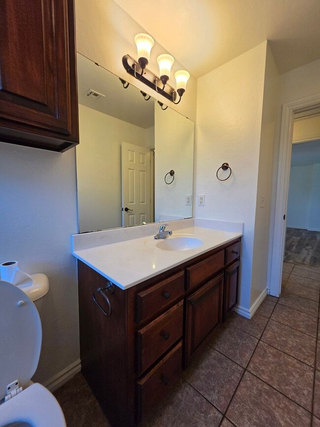 Photo - 3 bed, 2 bath home in Shawnee!