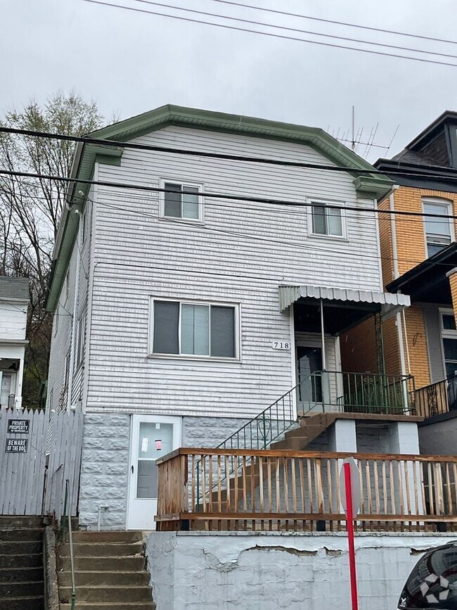 Building Photo - 4 Bedroom 2 Bath in Mckees Rocks! Rental