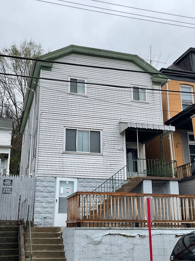 Building Photo - 4 Bedroom 2 Bath in Mckees Rocks! Rental