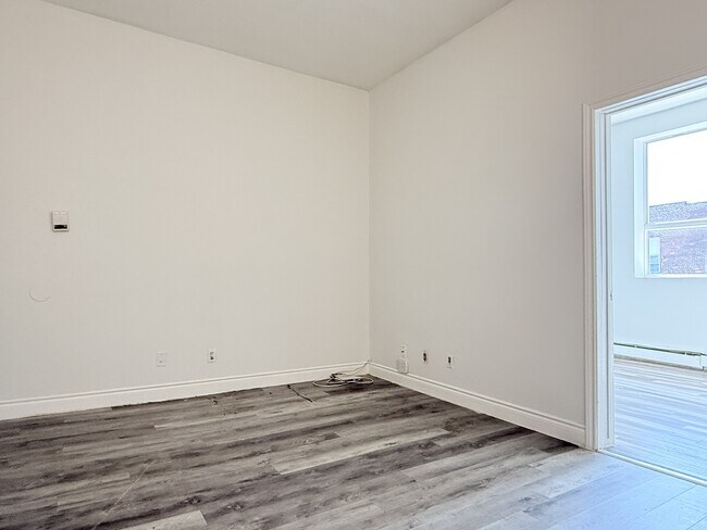 Photo - 1188 Wyandotte St E Unit 4