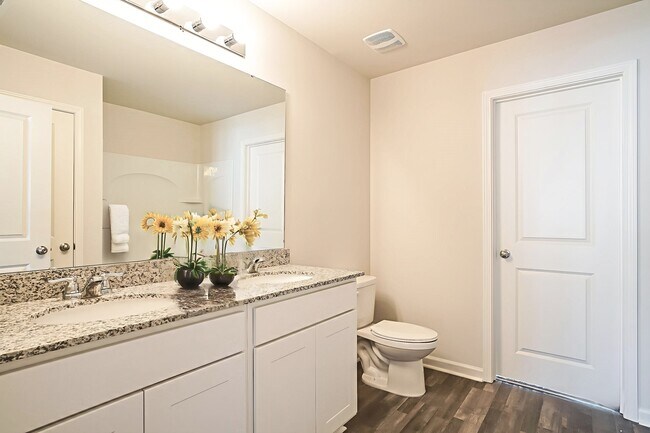 Photo - 684 Savanac St SE