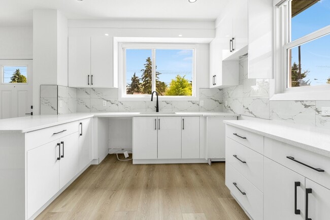 Building Photo - 11630-122 122 St NW Unit 1