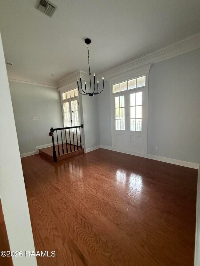 Photo - 1007 Southlake Cir