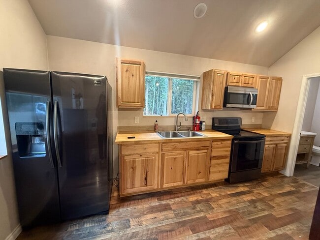 3396 Hub Rd Unit B